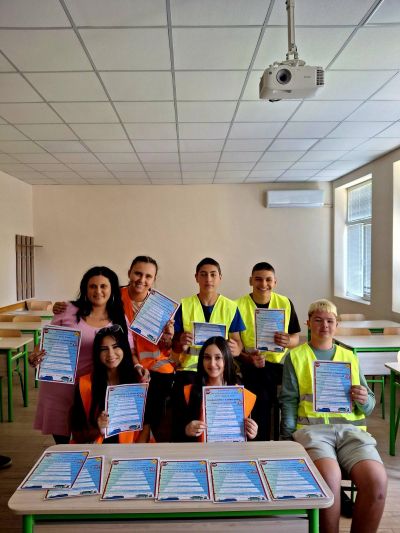 Ученици от ПТГ "Васил Левски" се включиха в кампанията "Дни на безопасността на пътя" 8