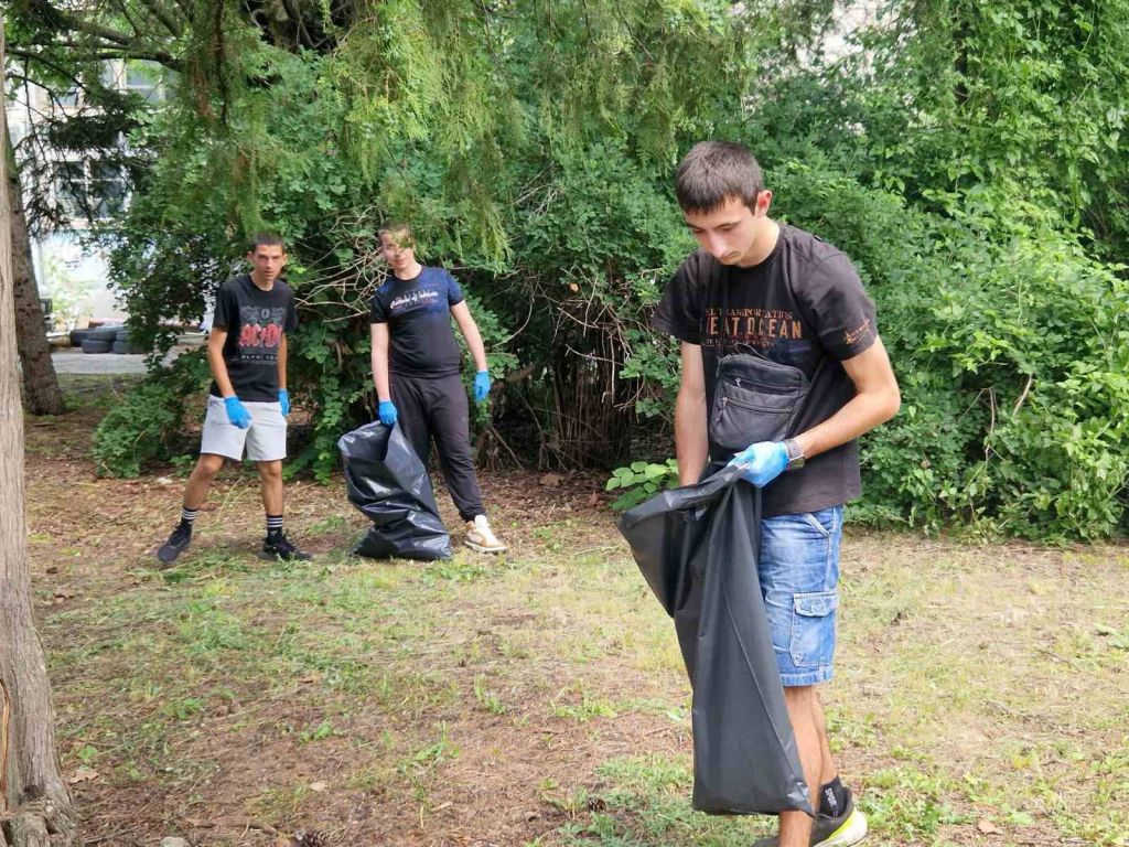 Участие в инициативата "Да изчистим България заедно" - голяма снимка